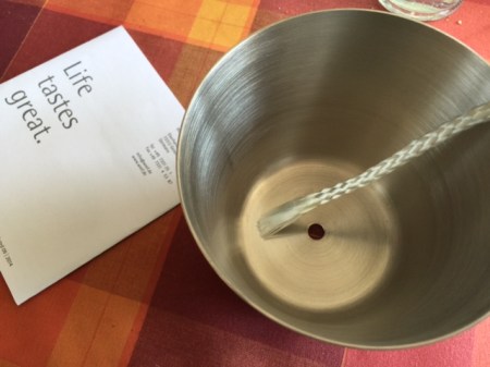 Die Edelstahltöpfe mit Loch und Docht.