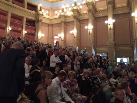 Ein Konzertsaal aus Holz - und die Stühle freilich auch.