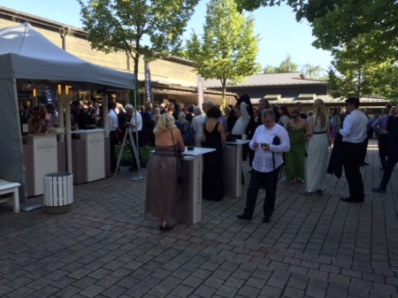 Anstehen zum Essenfassen.