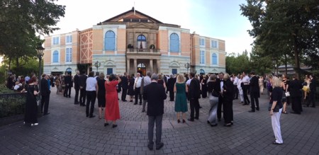 Warten auf die Bläser.