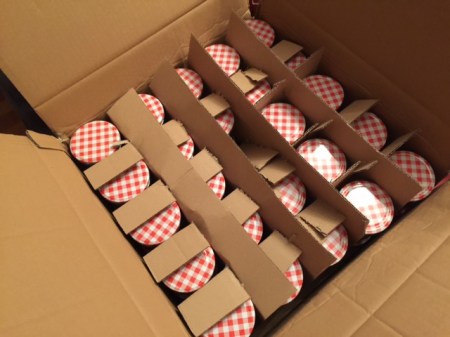 Eine Ladung Gläser kauften wir im Supermarkt, die andere bei Amazon.