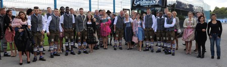 Aufgestellt zum Gruppenbild. 