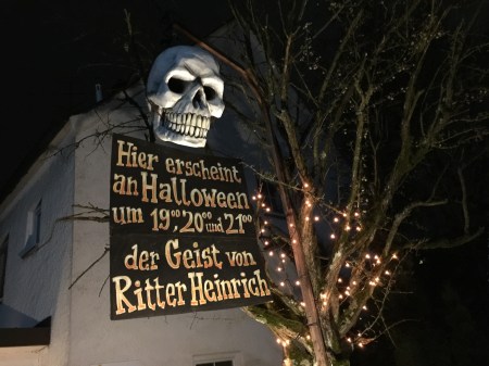 Bei uns im Dorf macht der örtliche Künstler eine Halloween-Aufführung.