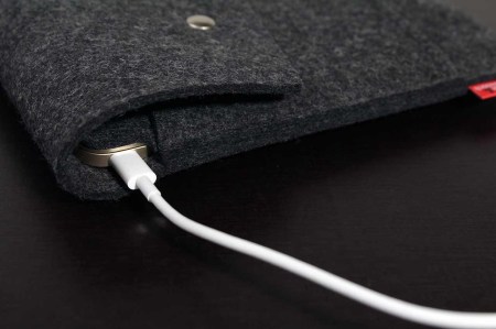 Eine Ladeaussparung für den USB-C Anschluss.