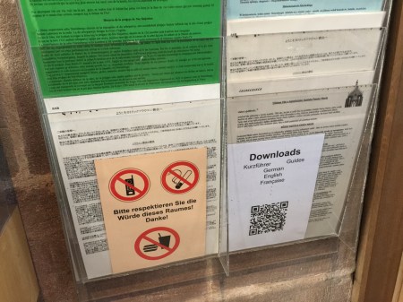 Das Schild ist falsch. Es gibt noch viel mehr Sprachen.