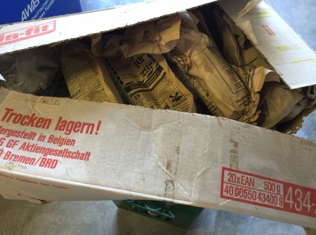 25 Jahre lag diese Kiste mit DDR-Konsumwaren in meiner Garage. Jetzt öffne ich sie.