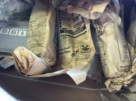 Cola Flaschen verpackt finden sich in der Kiste.