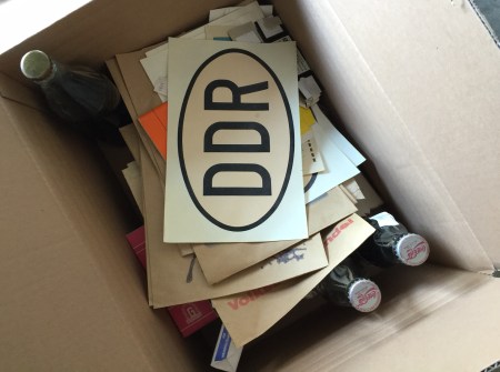 DDR-Autoaufkleber waren auch dabei.