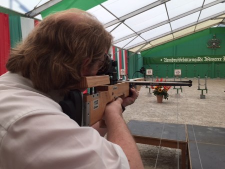 Mit dem ersten Schuss der Armbrust traf ich voll ins Schwarze.