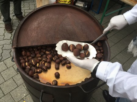 Der Herbst war dann weniger golden, als vielmehr kalt. Deshalb gab es heiße Maroni. 