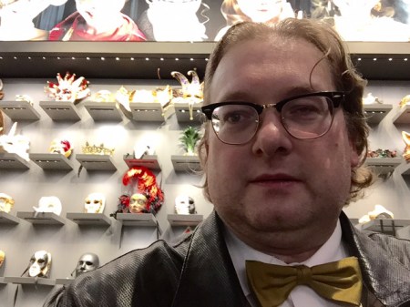 Ich (nicht maskiert) im Horrorladen - Maskworld.com in Berlin.