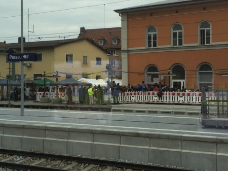 Am Bahnhof in Passau kommen die Flüchtlinge an - Tag für Tag.