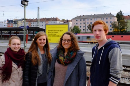 Mit meinen Schülerzeitungsredakteuren mache ich eine Exkursion zum Bahnhof Passau. In der Mitte die Chefredakteurin Charlotte.
