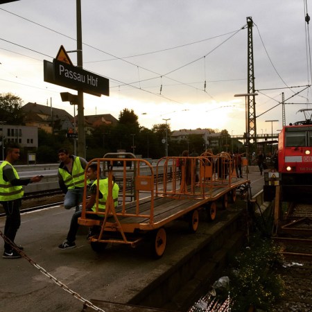 Bundespolizei und Helfer nehmen die Flüchtlinge in Empfang.