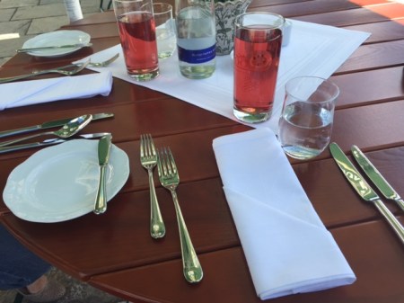 Der Tisch ist gedeckt. 