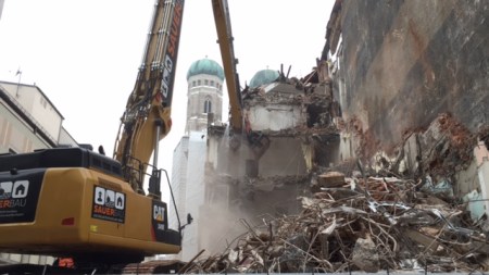 An der Weinstraße in München wird derzeit ein Geschäftsgebäude abgerissen. 