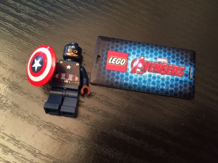 Captain American mit Schild wirbt für das neue Lego-Spiel.