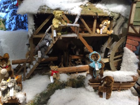 Im Schaufenster der Galerie Kaufhof gibt es Steiff Bären zu Weihnachten zu bewundern. 
