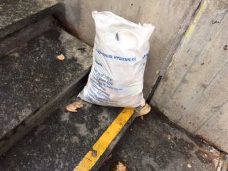 Mülltüte am Bahnhof im Dorf.