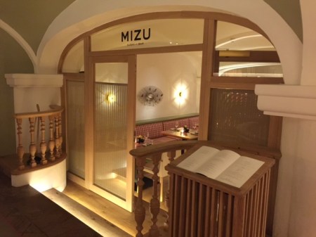 Der Eingang zur MIZU Sushi-Bar.