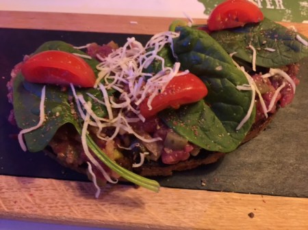 Beef Tatar, handgeschnittenes Roastbeef auf handgerösteten Liebesbier-Brot und Charlotten und marinierte Gurken