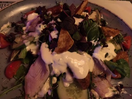 Kung Fu Zander, ein gebratenes Zanderfilet mit Kartoffelrösi und marinierten Babyblatt Spinat.