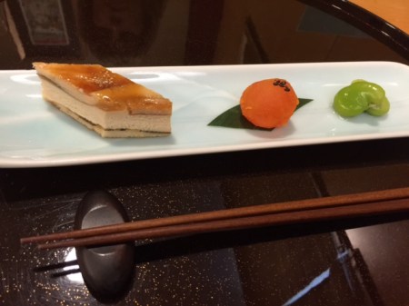 Millefeuille mit Aal und Tofu,  Eigelb mit Miso und gewürzte Saubohnen.