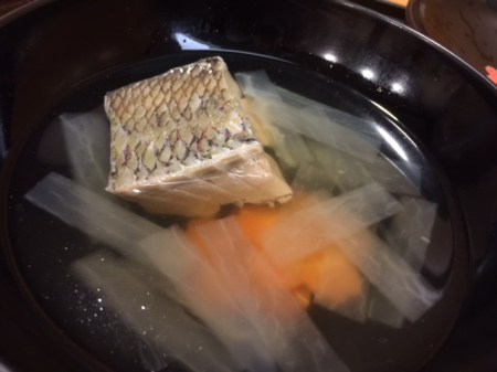 Klare Suppe mit Dorade und Rettich.