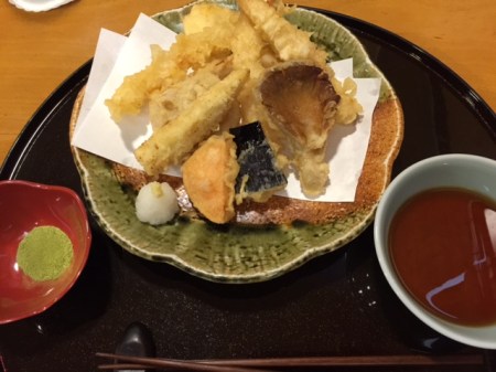 Tempura von Garnelen, Tintenfisch, Weißfisch, Bambussprossen, Süßkartoffel, Aubergine, Austern-Pilz, junger Mais und Lotuswurzel.