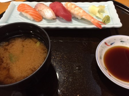 Sushi Platte mit vier Sushi und Misosuppe.