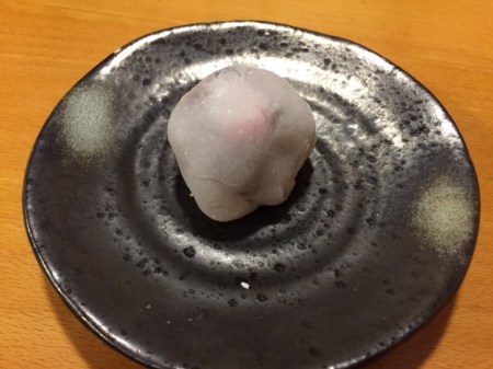 Reiskuchen mit roten Bohnen und Erdbeeren.