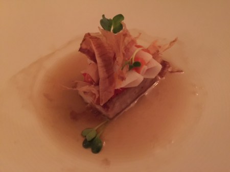 Goldmakrele mit Dashi, Paprika und Rettich.