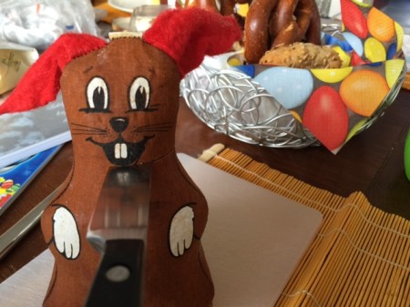 Der Salami-Hase bekam ein Messer in den Hals.