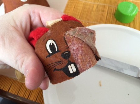 Dann wird das Fell des Hasens abgezogen. 