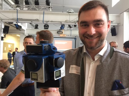 Martin Prankl mit seiner 360 Grad Kamera, bestehend aus sieben GoPros