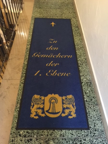 Der Weg zu den Gästezimmern.