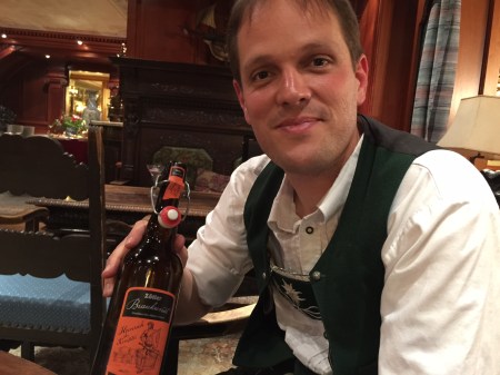 Armin Gross vom Hotel Prinz Luitpold Bad zeigt mir den roten Bock Heinrich dem Kempter.