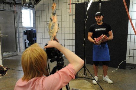Der Fotograf von BEEF kam vorbei und fotografierte Metzgermeister Michael Moser.