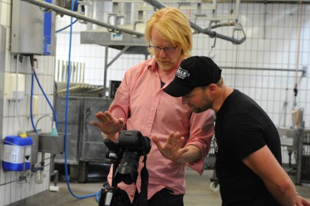 Michael Moser prüft die Aufnahmen.