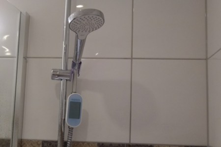 In der Dusche ist der Wasserzähler.