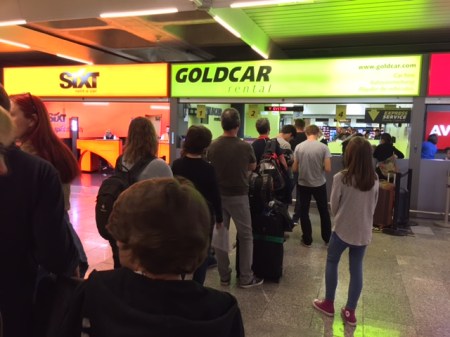 Lange Schlangen am Schalter von Goldcar am Flughafen Palma.
