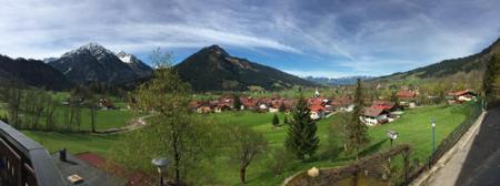 Dieser Blick von meinem Hotelzimmer aus zeigt die Schönheit des Allgäus.