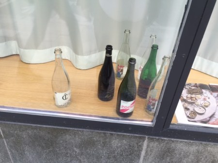 Leere Flaschen im Schaufenster.