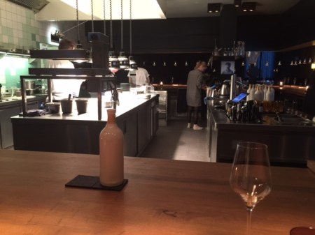 Blick in die offene Küche.