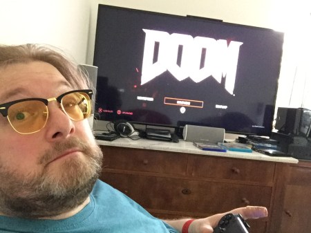 Müde, aber glücklich beim Doom-Spielen. 