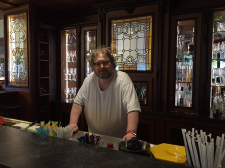 Hinter den Tresen in der Bar vom Prinz Luitpold Bad.