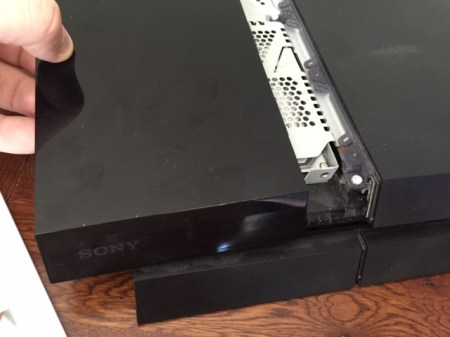 Als erstes die Abdeckung der PS4 wegschieben.