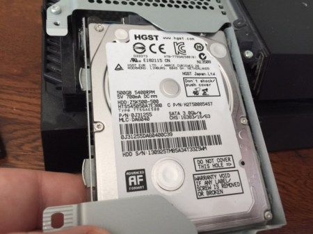 Die bisherige Festplatte der PS4 einfach herausziehen. Hier handelt es sich um eine 500 GByte Festplatte.