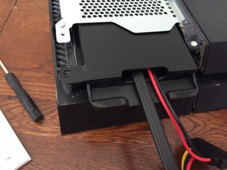 Die Anschlüsse der Game Bar-Platte einschieben und die Schraube wieder festziehen. 