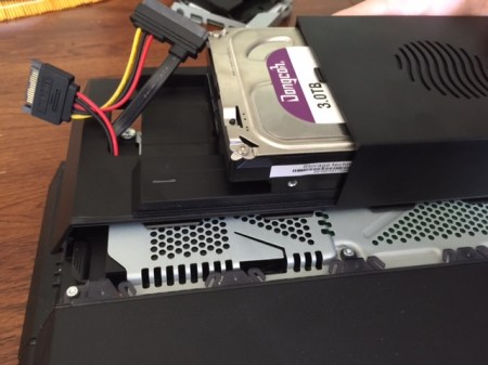 Die Game Bar-Verkleidung wieder auf die PS4 schieben.